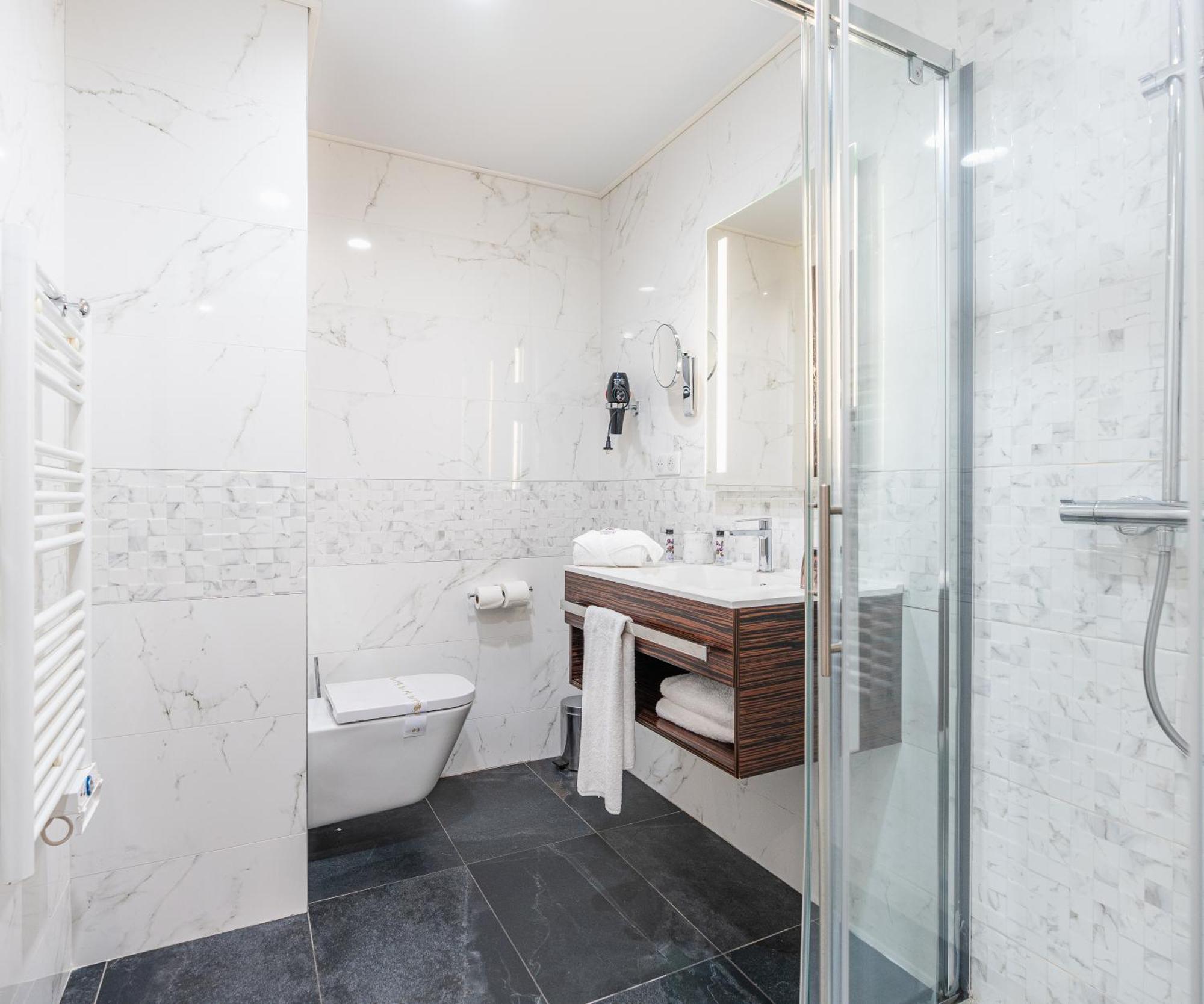 Victoria Hotel 4*
